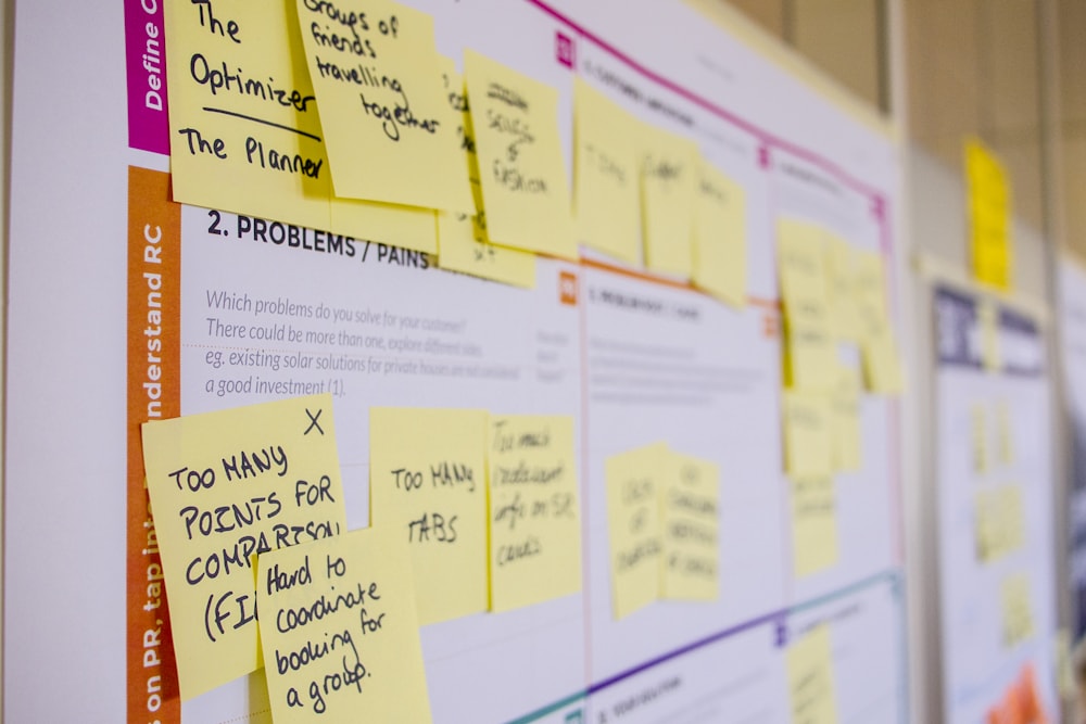 Sticky notes pada papan kerja untuk perencanaan sprint Agile