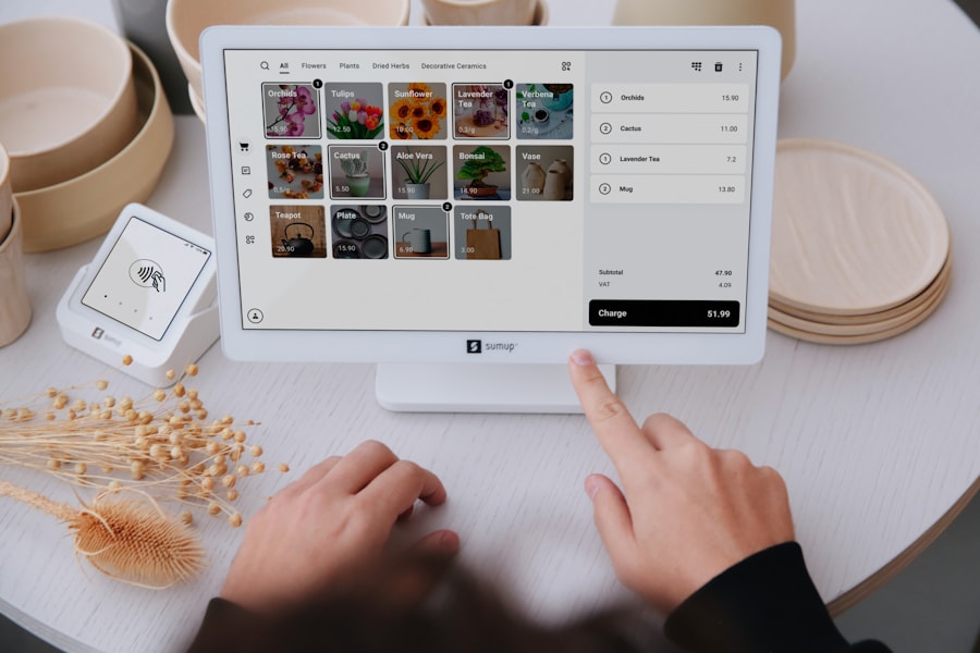 Developer bekerja membangun aplikasi custom